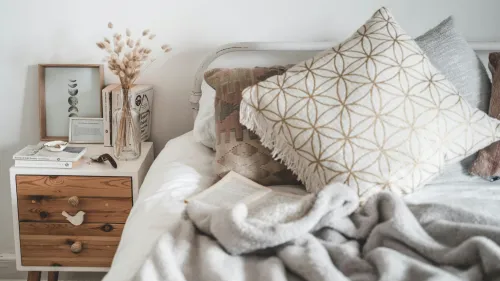 Schlafzimmer in beruhigenden Farben zur Förderung der Schlafqualität