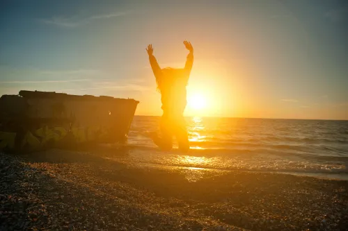 Joggerin, die glücklich in den Sonnenuntergang läuft