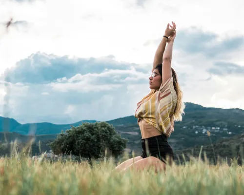 Eine Person, die in der Natur Yoga praktiziert