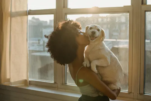 Frau umarmt ihren Hund