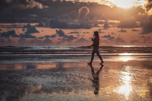 Silhouette einer Person, die tief durchatmet und Entspannung sucht