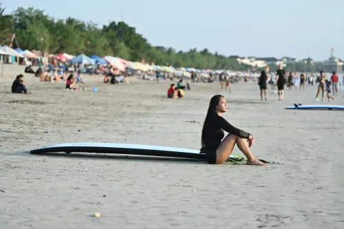 Frau meditiert am Strand