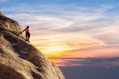 Person, die einen Berg besteigt