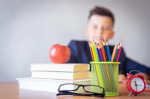 Schüler machen Yoga