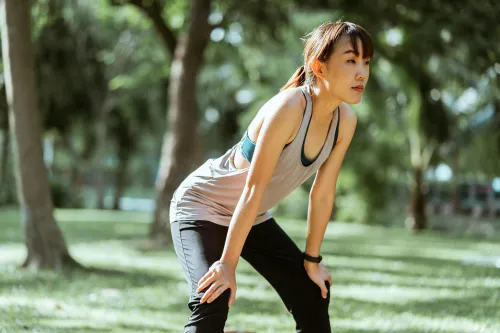 Frau macht Fitnessübungen im Park