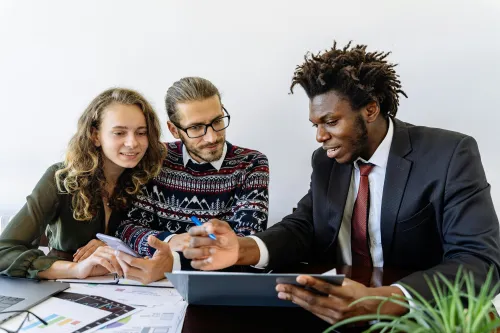 Paar bei der Planung ihrer Finanzen