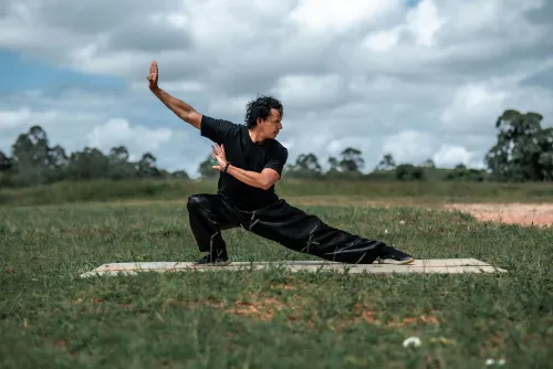 Tai Chi Praktizierende im Park