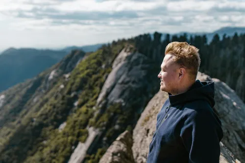 Mann, der auf einen Berggipfel schaut