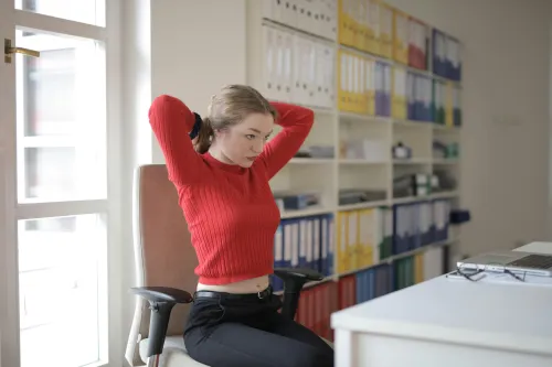 Managerin bei einer Stretching-Übung im Büro