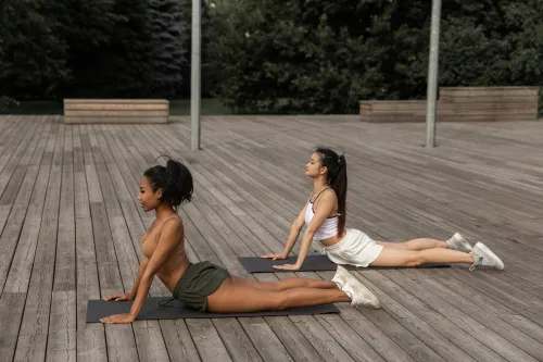 Frau macht Yoga