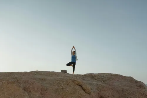 Person in entspannter Meditation am Morgen