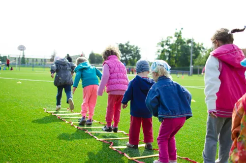 Kinder spielen gemeinsam