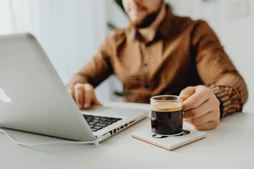 Mann, der entspannt eine Tasse Kaffee trinkt