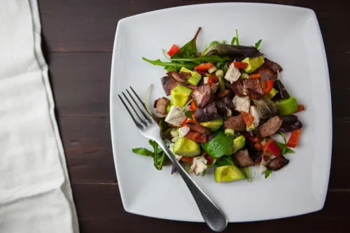 Avocado und Beeren auf einem Teller