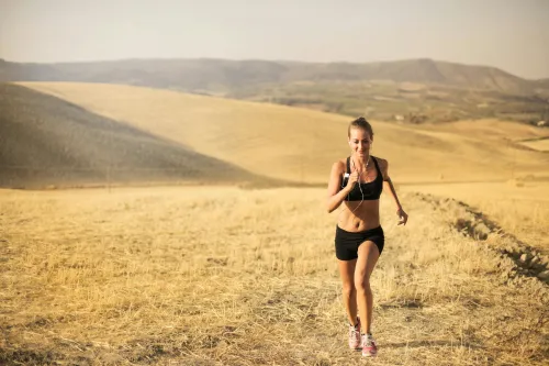 Frau beim Joggen in der Natur