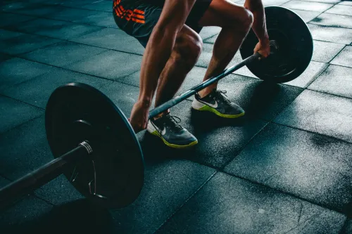 Person trainiert im Fitnessstudio