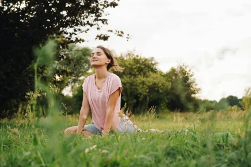 Person, die Meditation im Park praktiziert