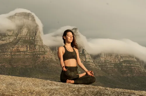 Person beim Yoga am Strand