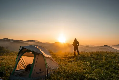 Person meditiert im Sonnenaufgang