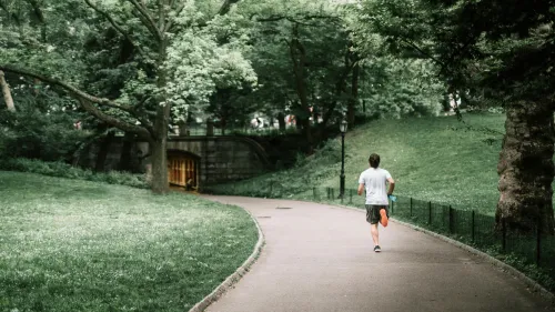 Entspannter Jogger im Park