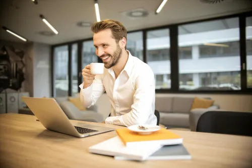 Modernes Büro mit ausgezeichneter Beleuchtung und ergonomischen Möbeln