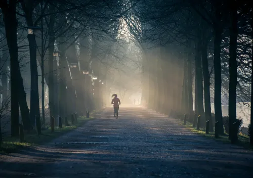 Person, die den Weg zu mehr Zufriedenheit geht