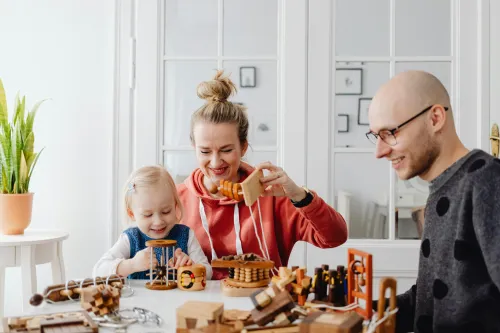 Eltern und Kind spielen zusammen