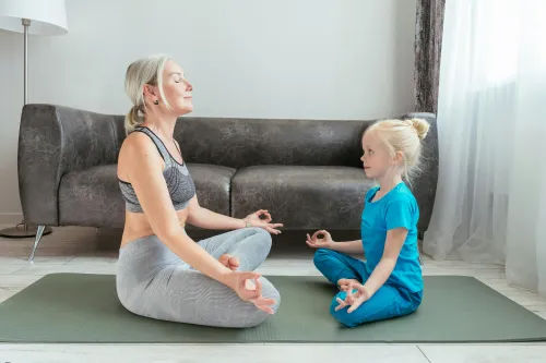 Person, die eine meditative Haltung einnimmt