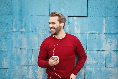 Person hört mit geschlossenen Augen Musik