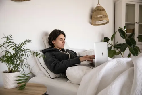 Frau entspannt im Bett vor dem Einschlafen