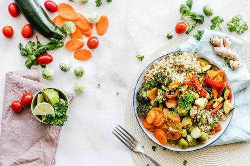 Gesunde Mahlzeit mit Obst und Gemüse