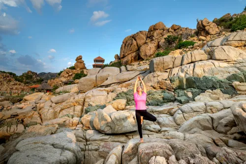 Person praktiziert Yoga auf einem Berg