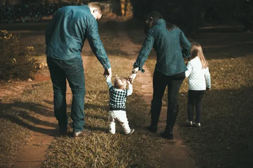 Eine Familie genießt eine ruhige gemeinsame Zeit im Park