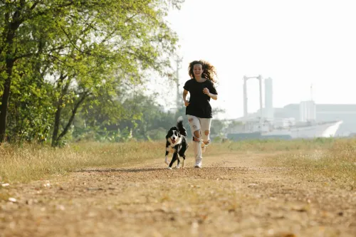 Junge Frau beim Laufen im Park