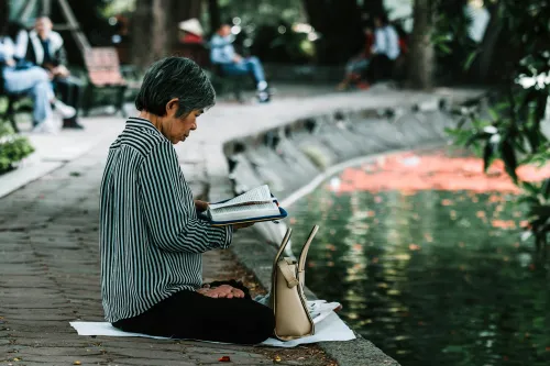 Person liest ein Buch im Park