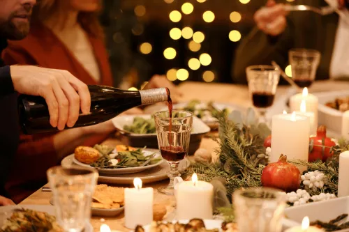 Paar beim gemütlichen Abendessen