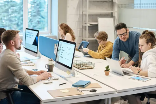 Person arbeitet konzentriert an einem Computer