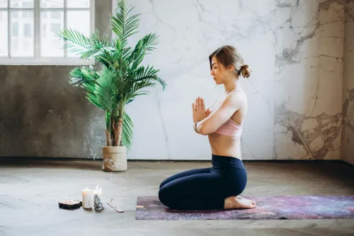 Frau praktiziert Atemtechniken in der Meditation