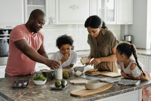 Familie beim gemeinsamen Kochen